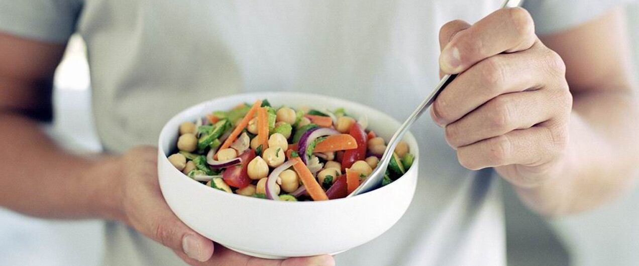 Vyras valgo maistą, kuris yra naudingas potencijai