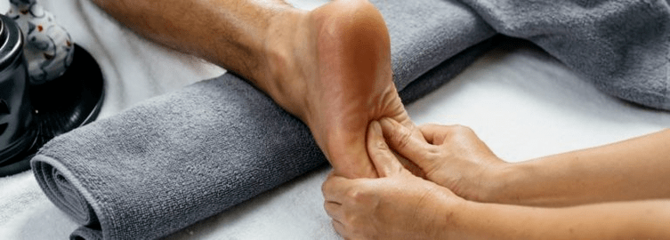 pėdų masažas, siekiant padidinti potenciją
